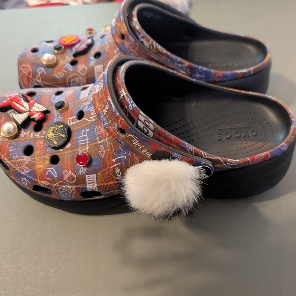Cruella DEVILLE CROCS 🐾with Charms - Picture 4 of 6